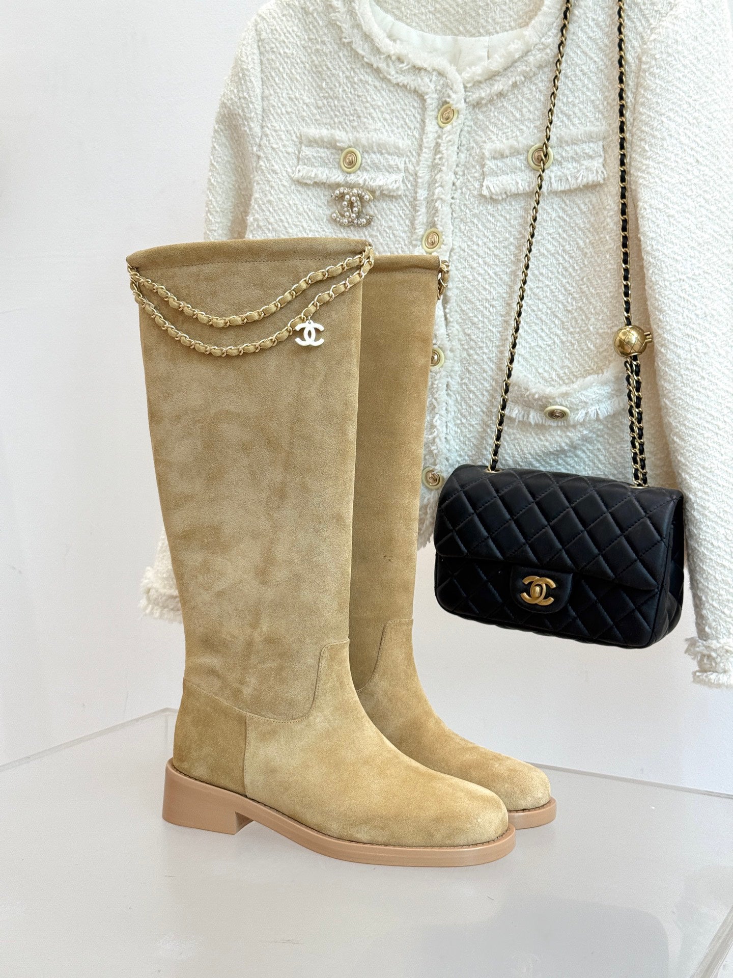 C 25 Chain decorated cowhide boots