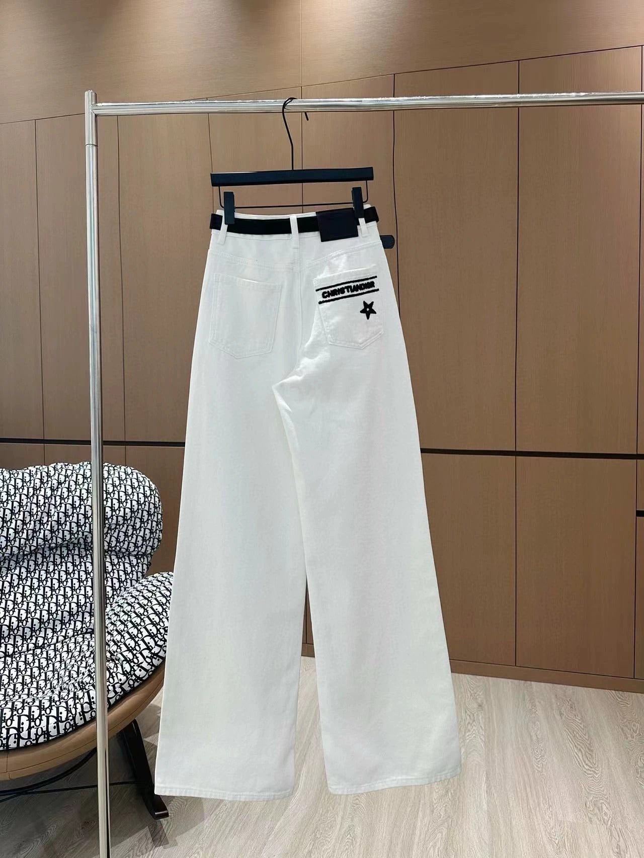 25 embroidered straight jeans (with belt)