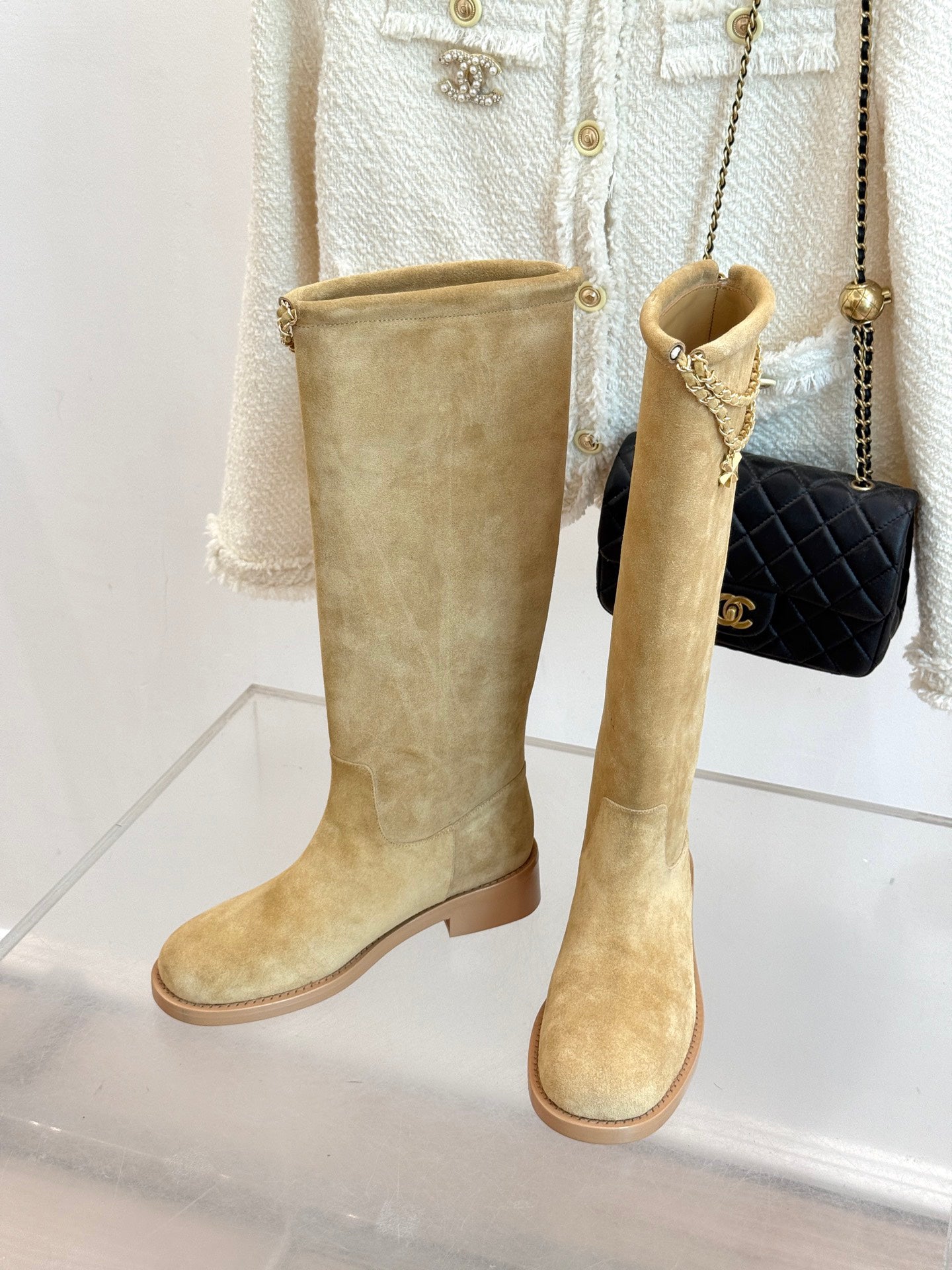C 25 Chain decorated cowhide boots
