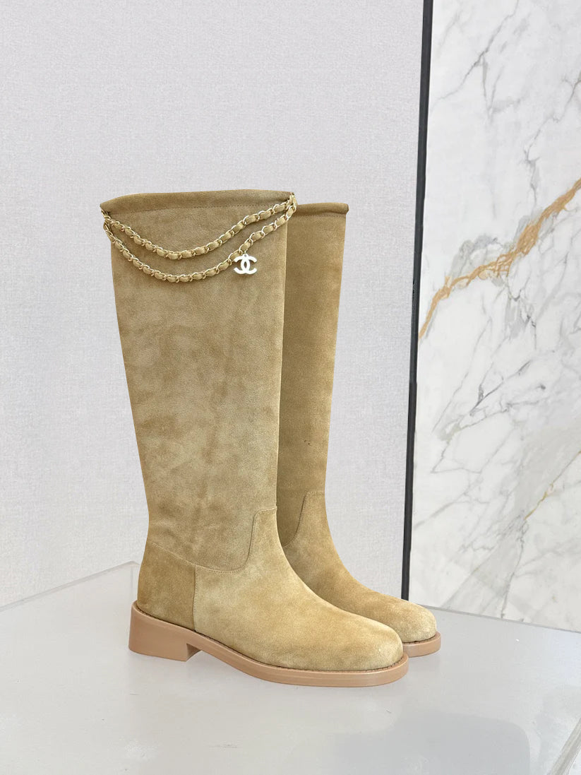 C 25 Chain decorated cowhide boots