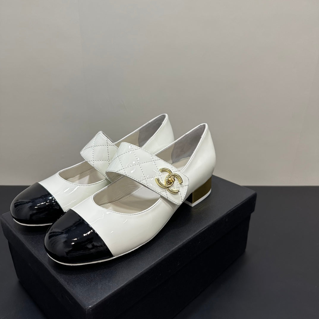 25 Diamond-quilted Mary Jane patent leather shoes
