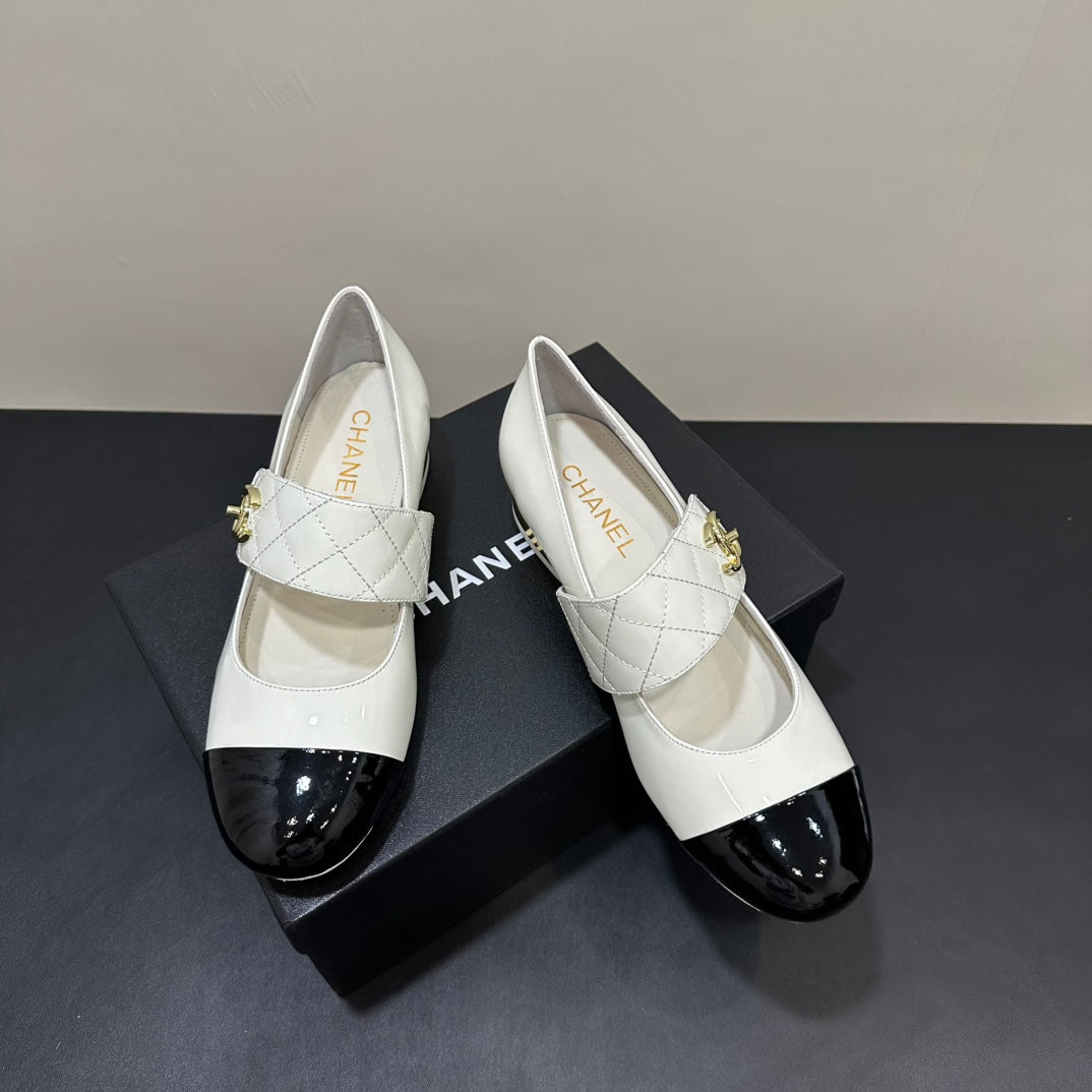 25 Diamond-quilted Mary Jane patent leather shoes