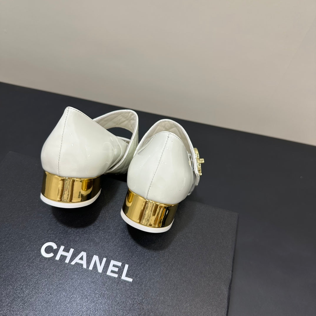 25 Diamond-quilted Mary Jane patent leather shoes