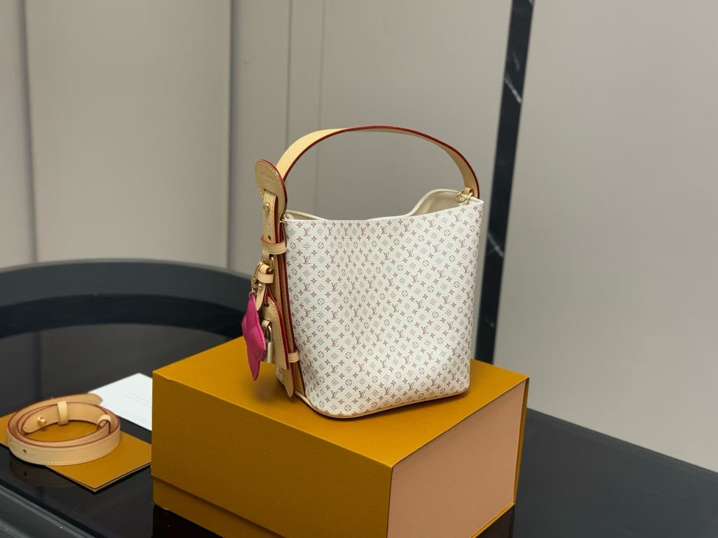Bucket bag