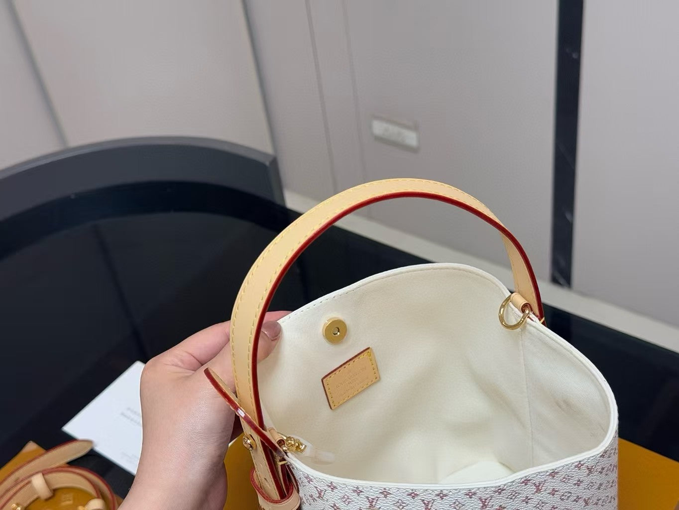 Bucket bag