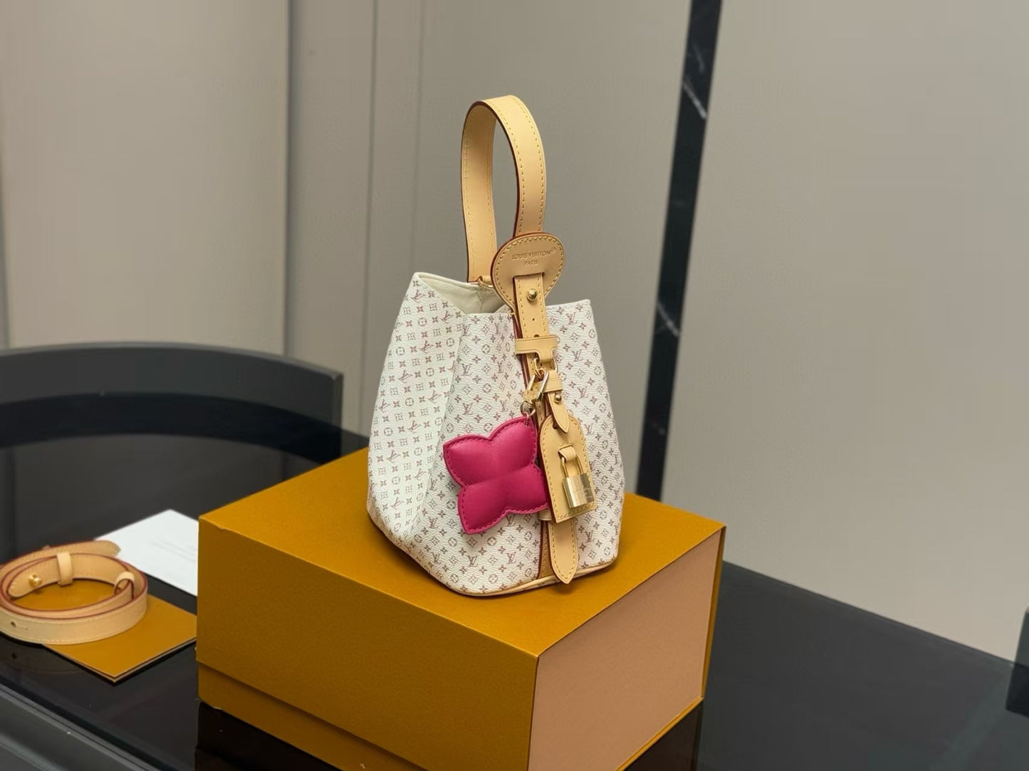 Bucket bag