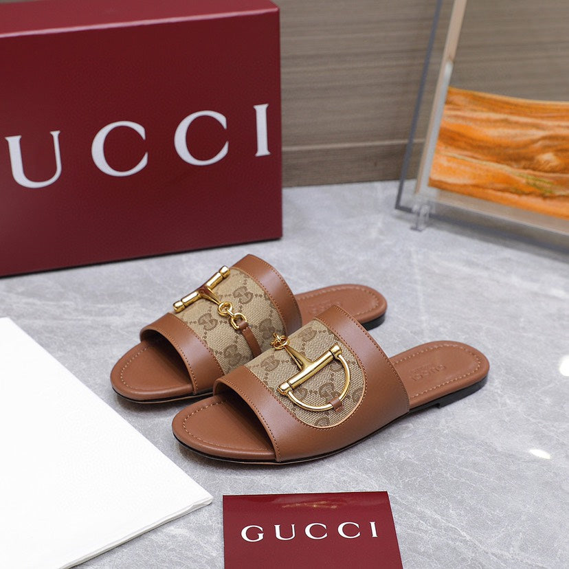 25 Chain buckle sandals