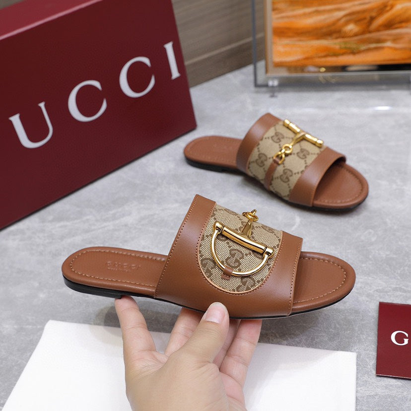 25 Chain buckle sandals