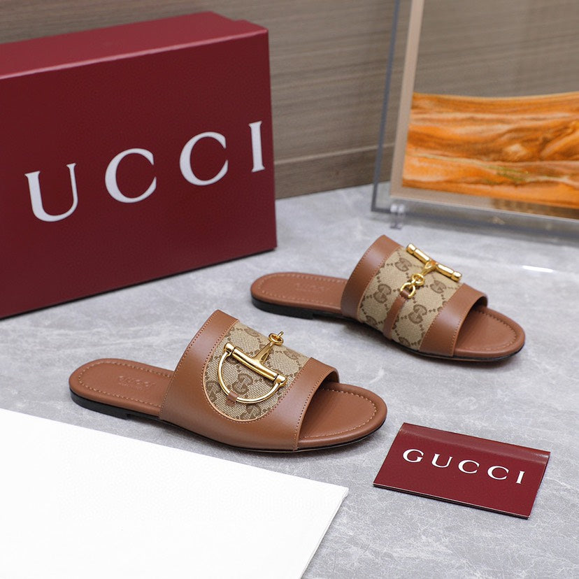 25 Chain buckle sandals