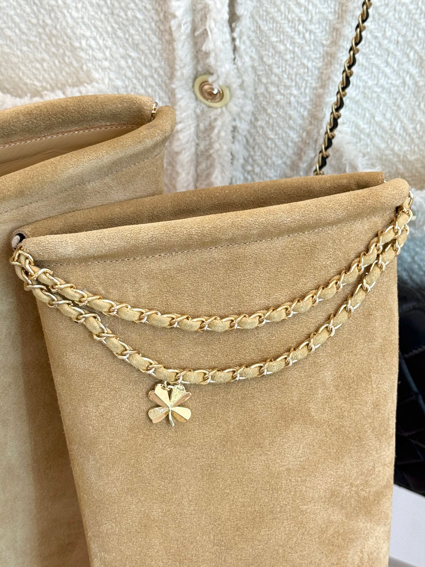 C 25 Chain decorated cowhide boots