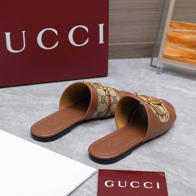 25 Chain buckle sandals