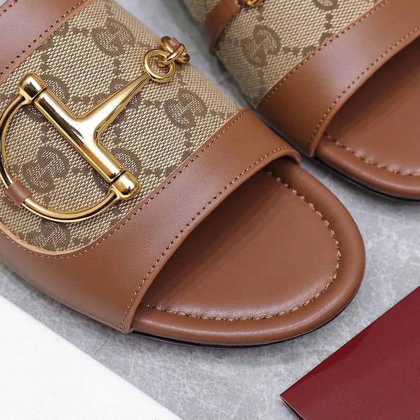 25 Chain buckle sandals