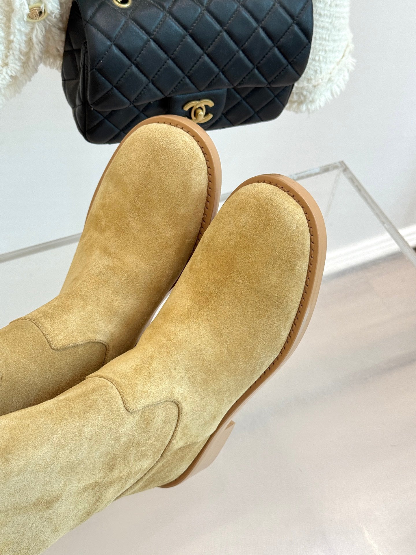 C 25 Chain decorated cowhide boots