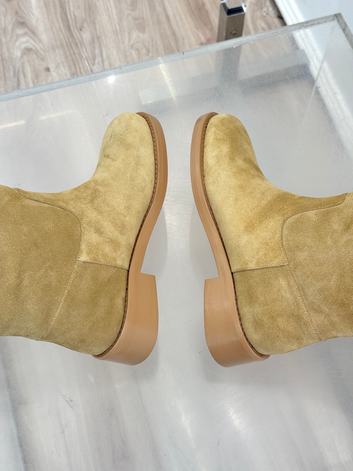 C 25 Chain decorated cowhide boots