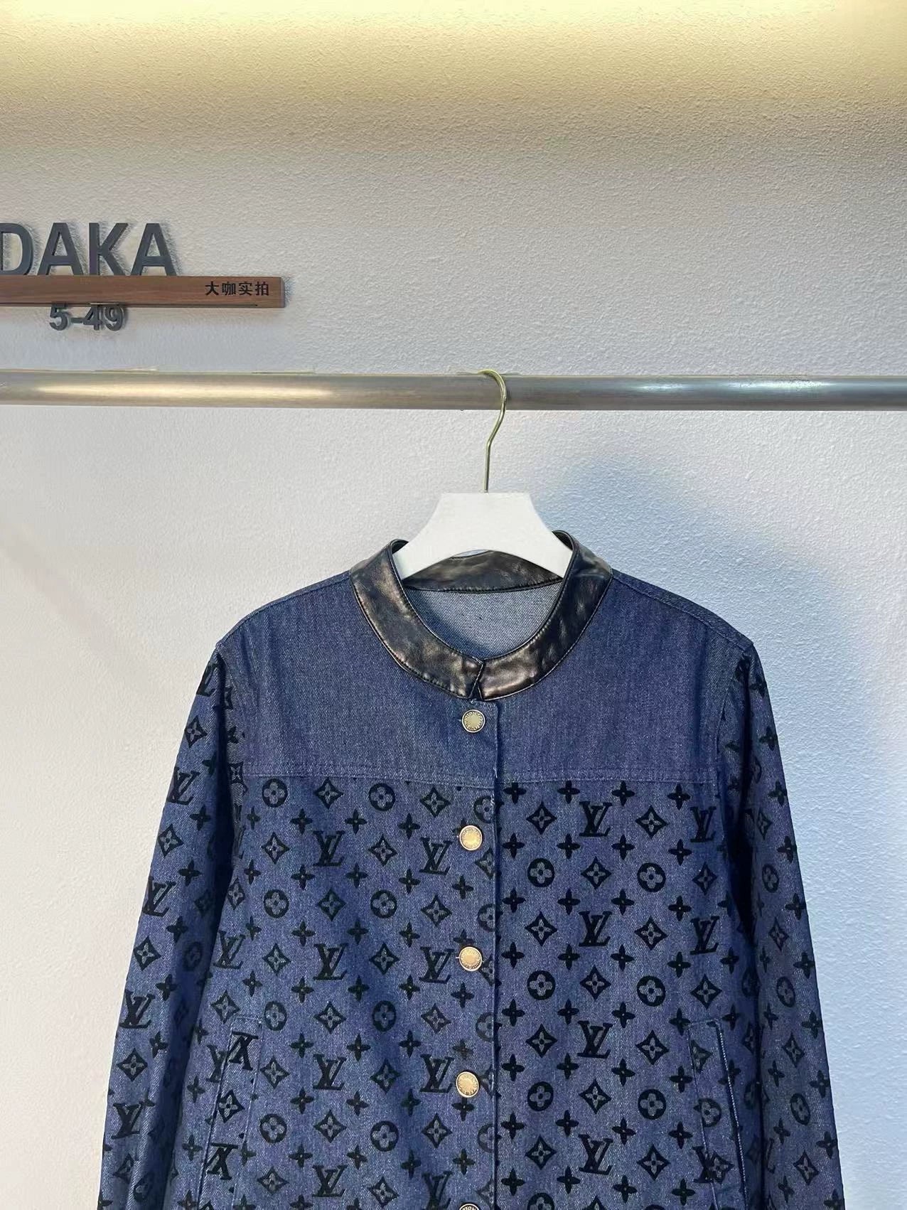 25 Leather collar denim jacket