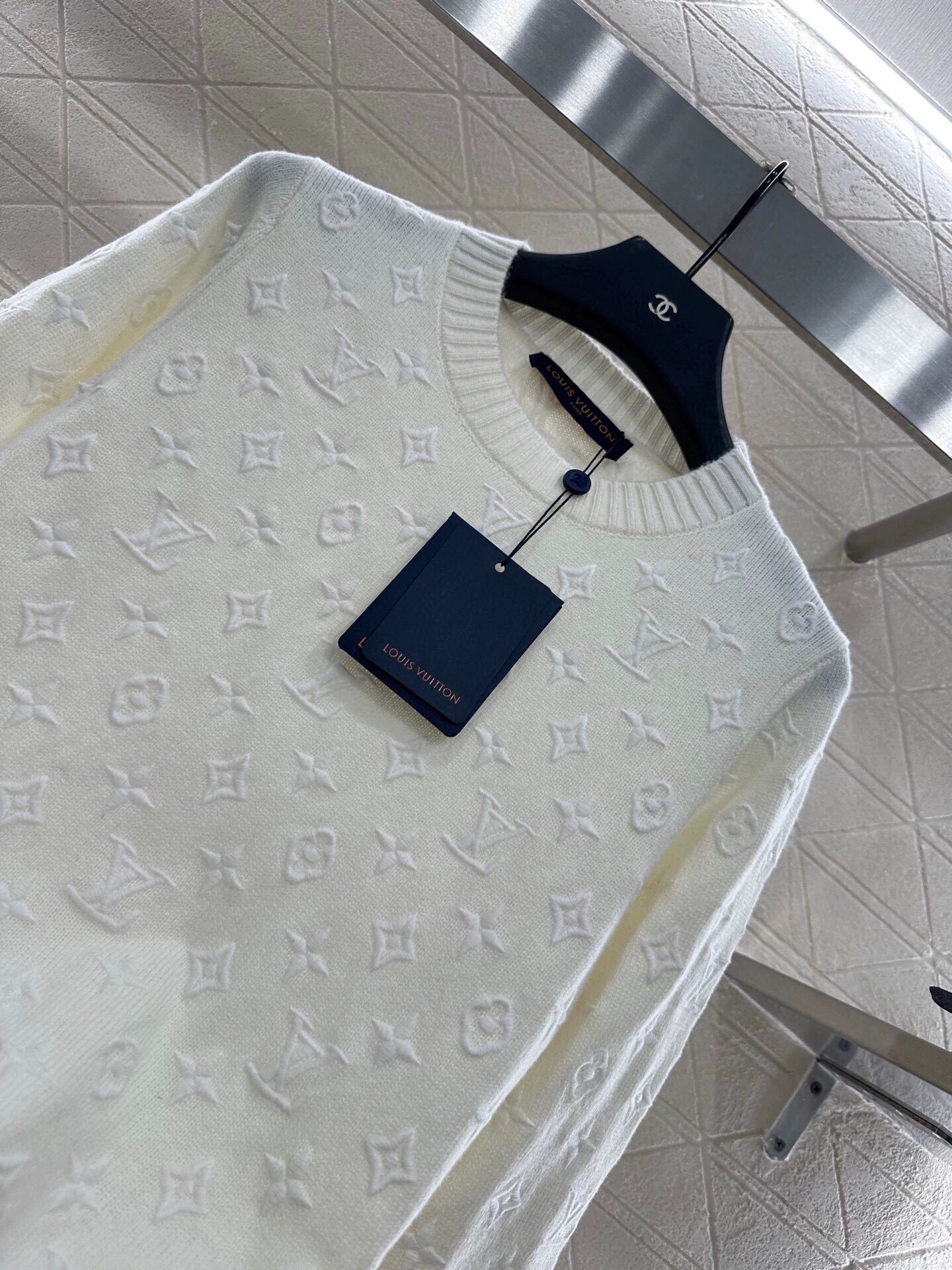 25 Embroidered jacquard sweater