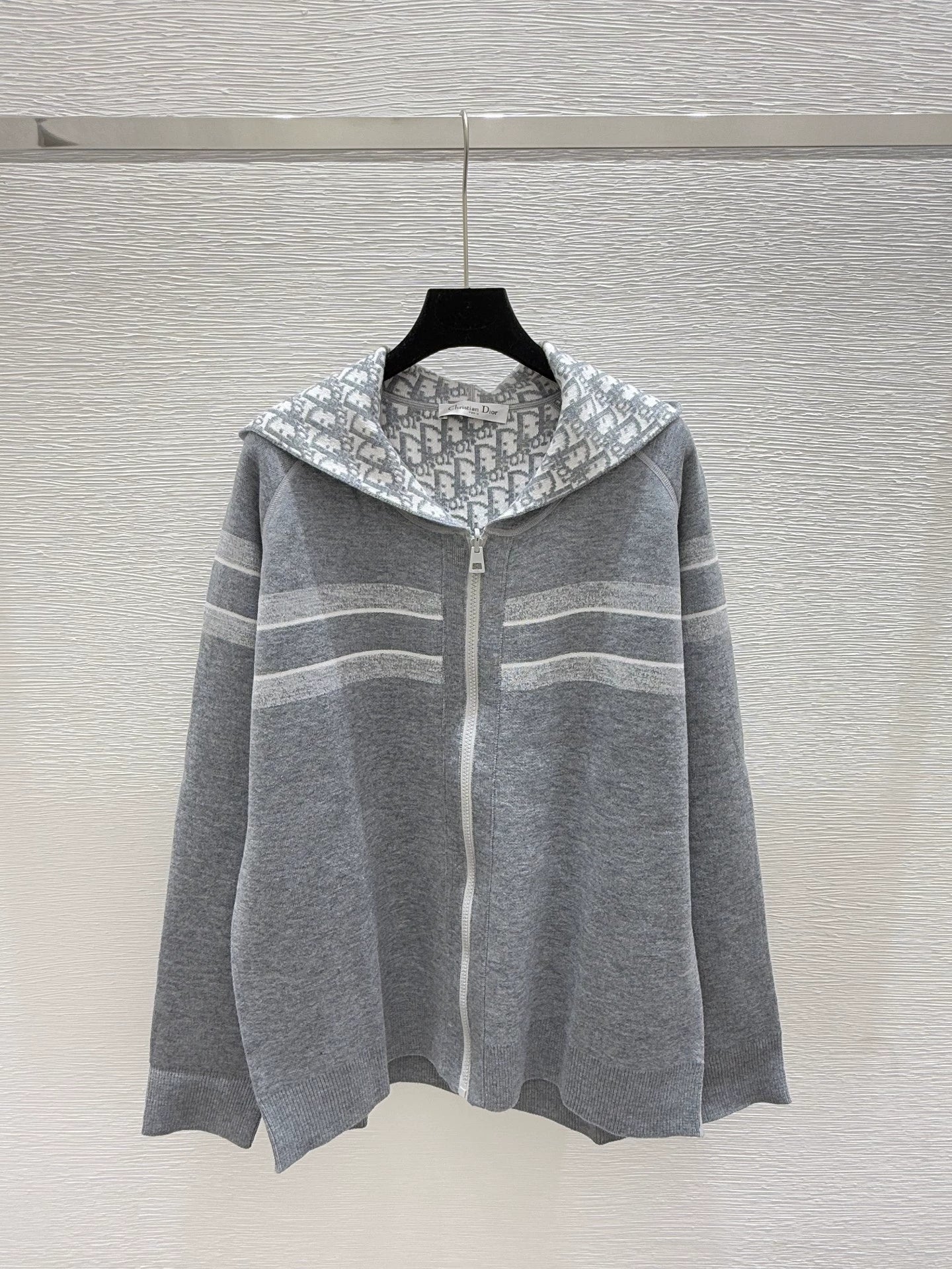 Hooded reversible knitted jacket