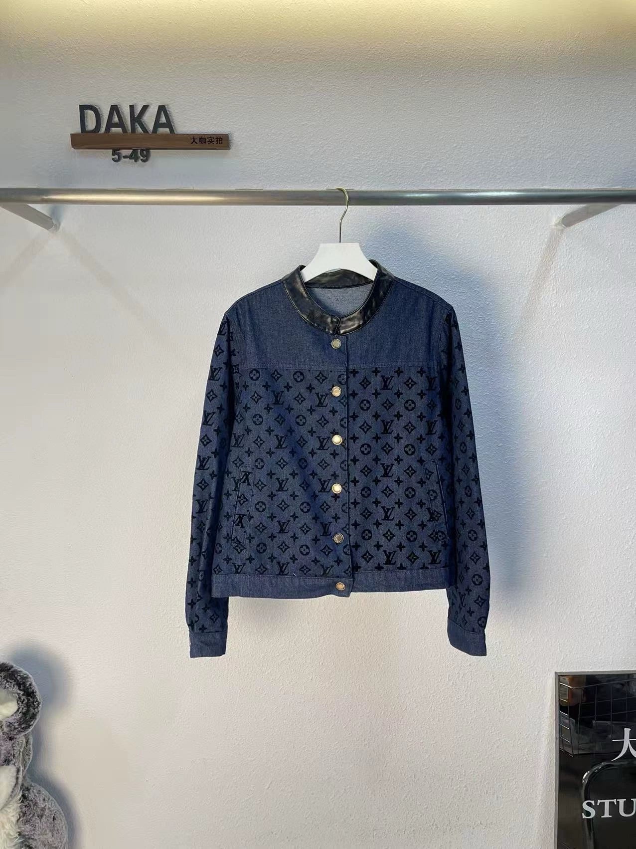 25 Leather collar denim jacket
