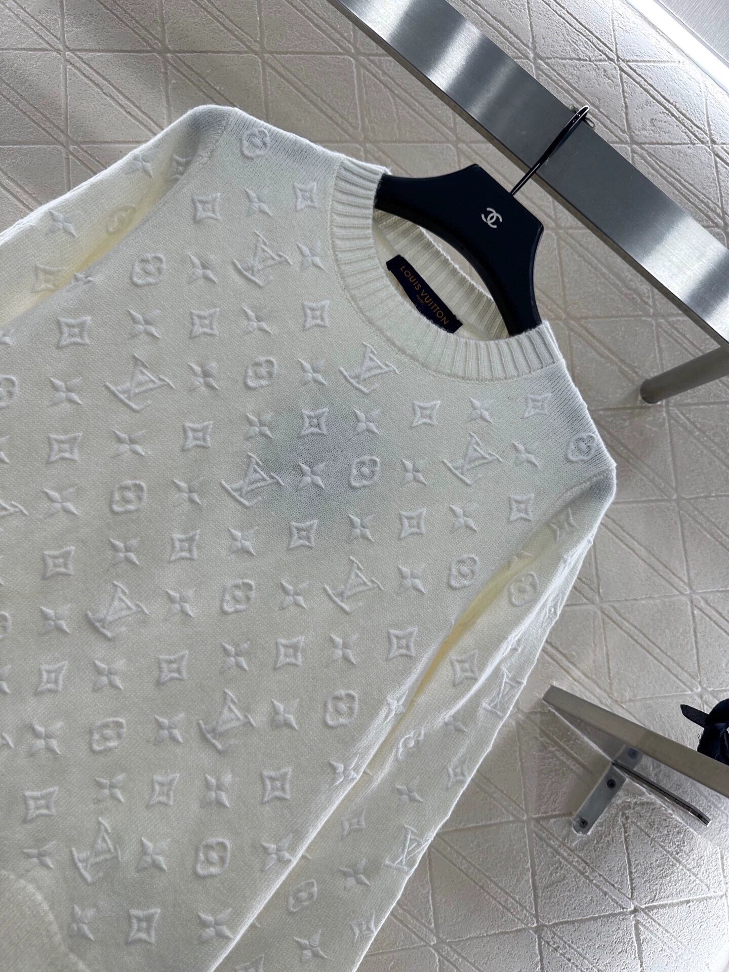 25 Embroidered jacquard sweater