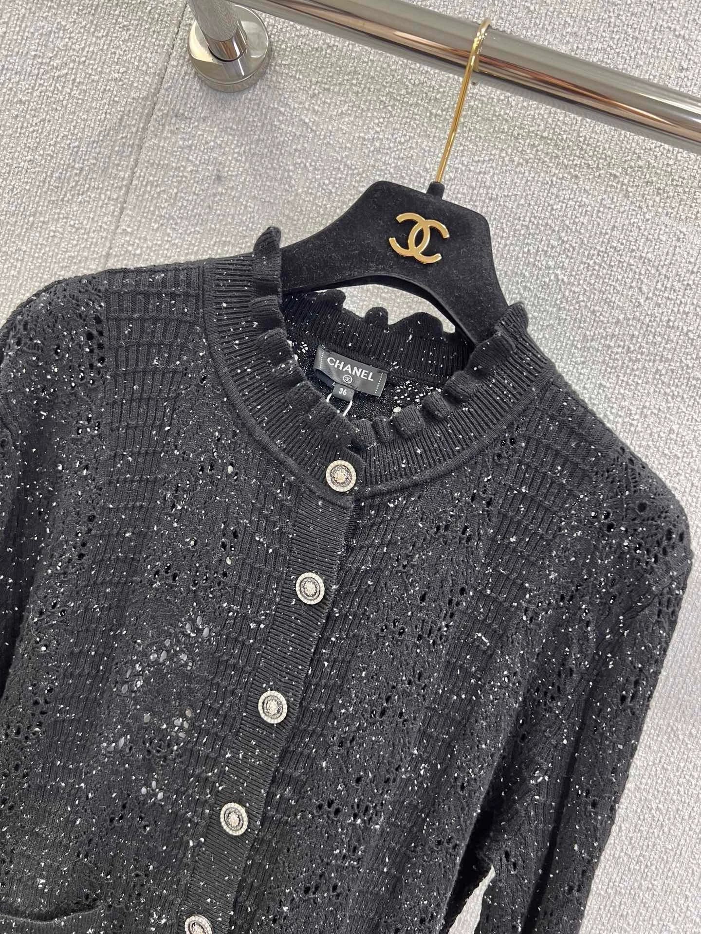 25 Openwork lace knitted cardigan