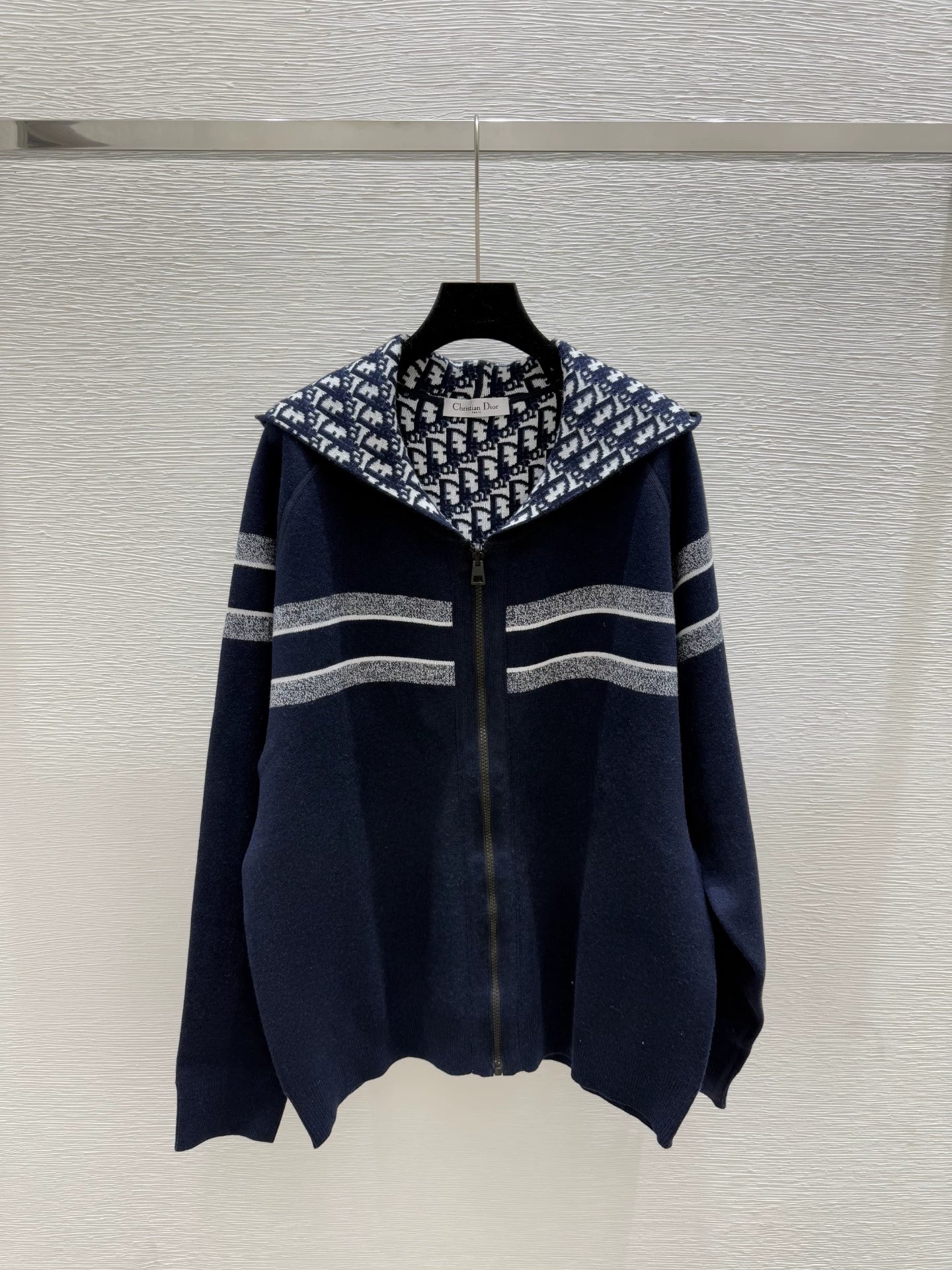 Hooded reversible knitted jacket