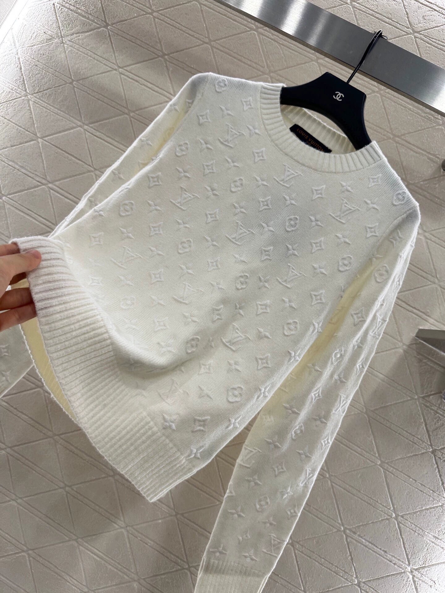 25 Embroidered jacquard sweater