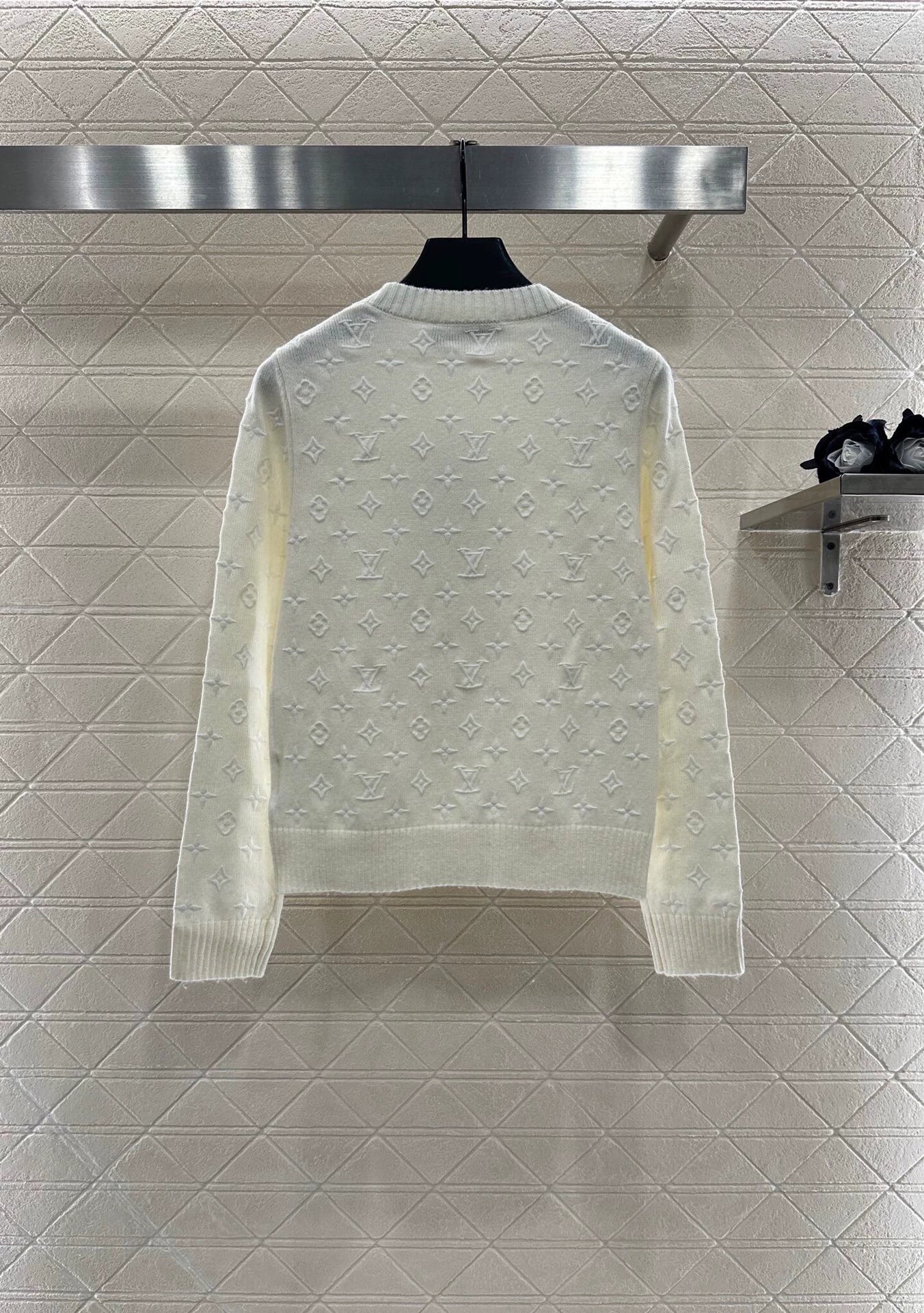 25 Embroidered jacquard sweater
