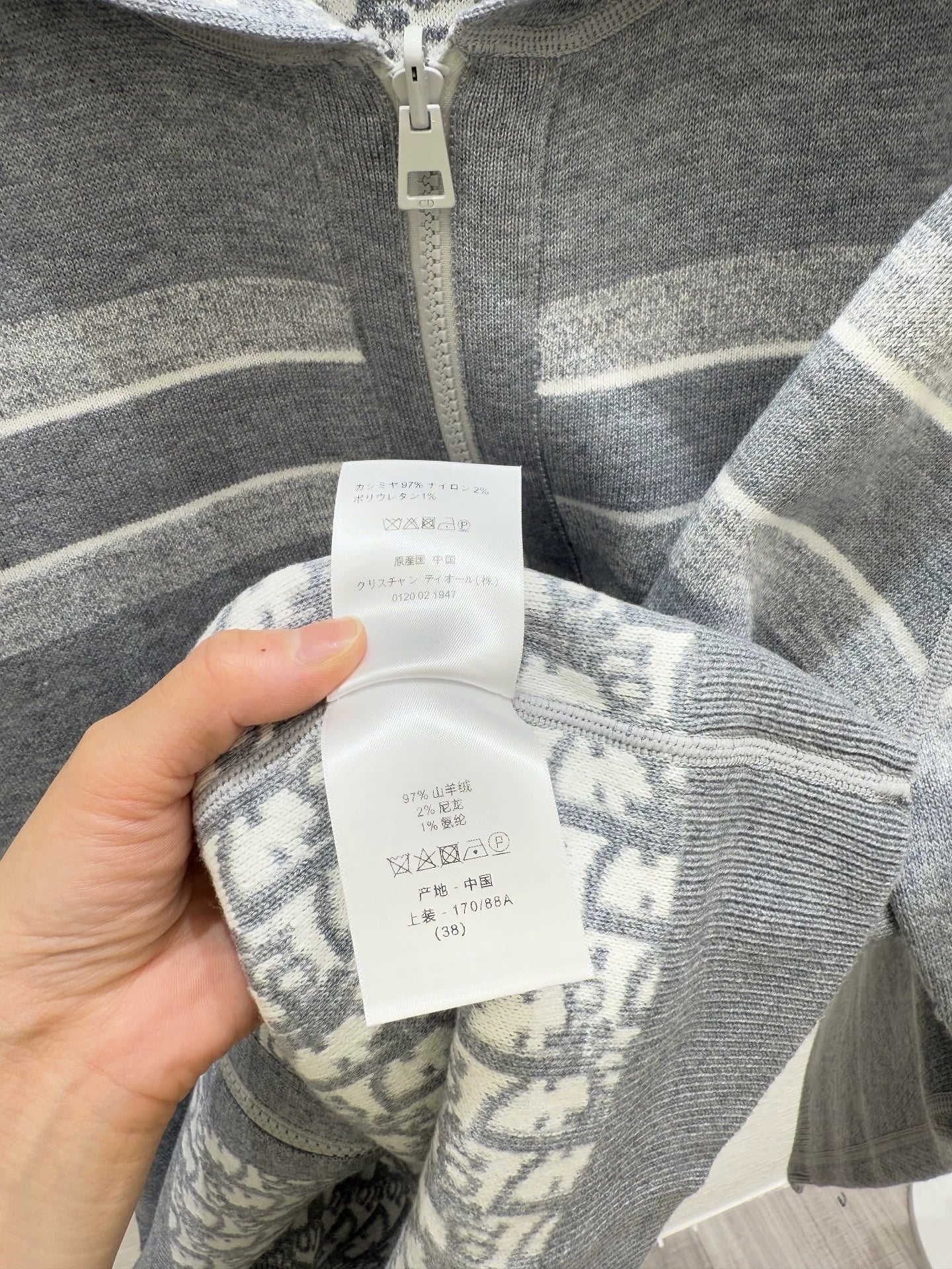 Hooded reversible knitted jacket