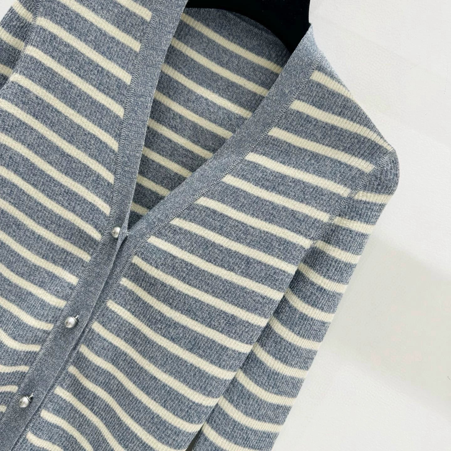 25ss round neck knitted cardigan