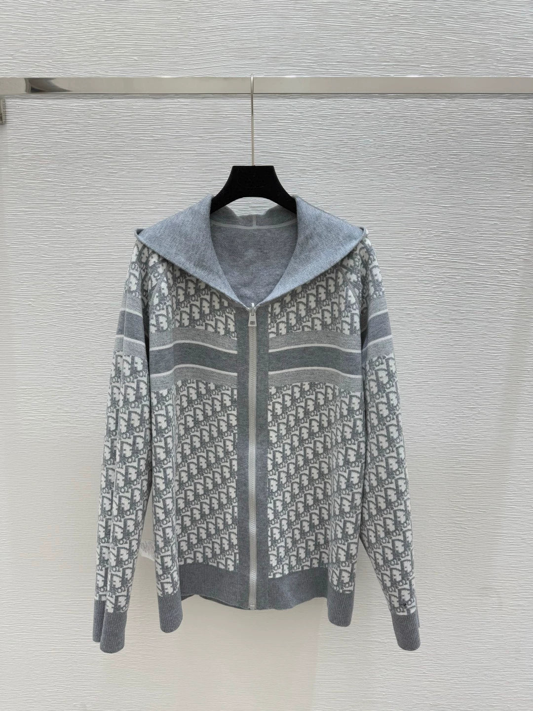 Hooded reversible knitted jacket