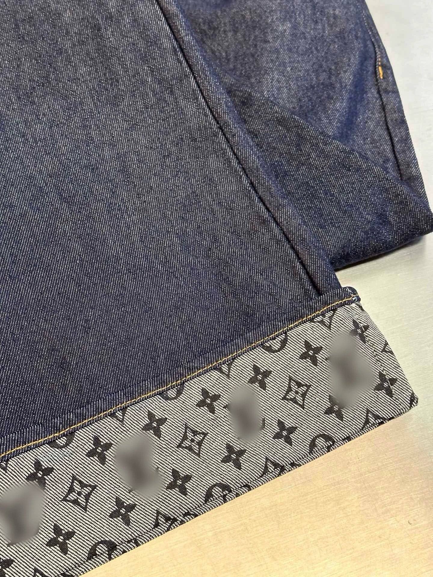 25 Cuffed jeans