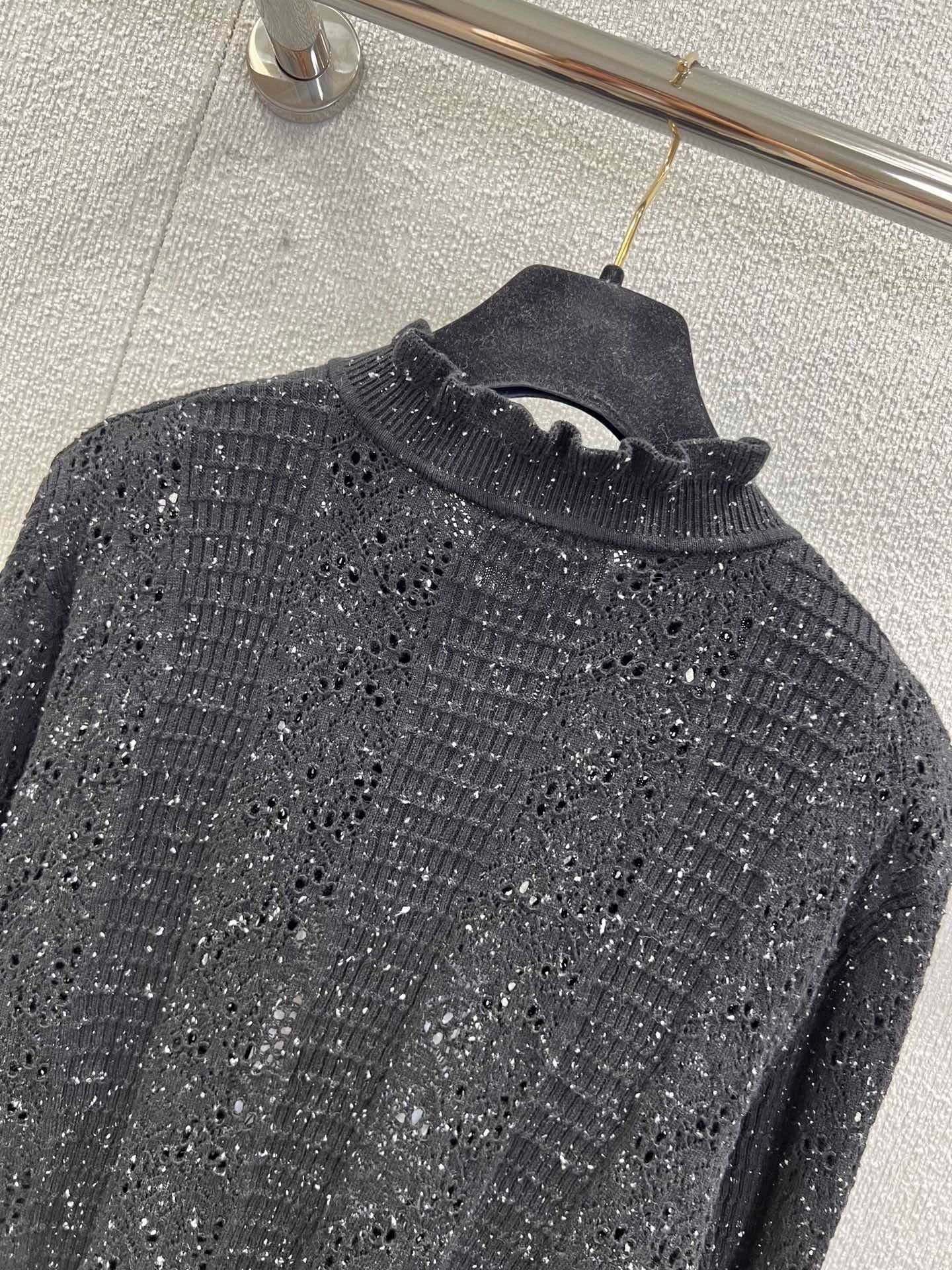 25 Openwork lace knitted cardigan