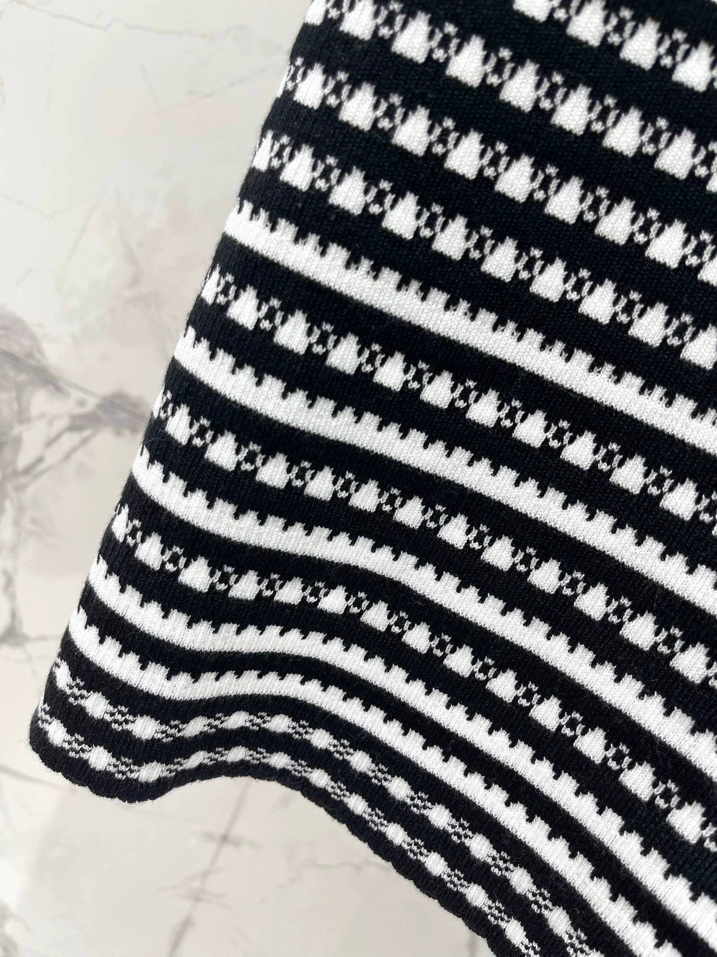 25 Summer new black and white striped knitted short sleeves