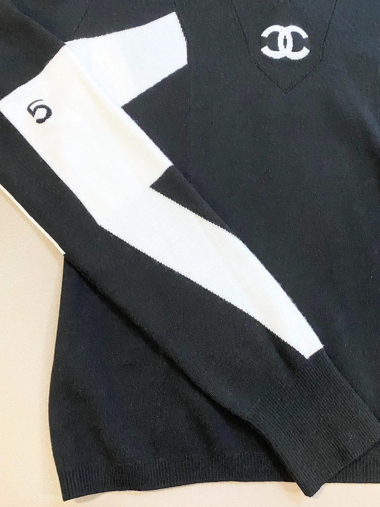 25 black and white cashmere knit