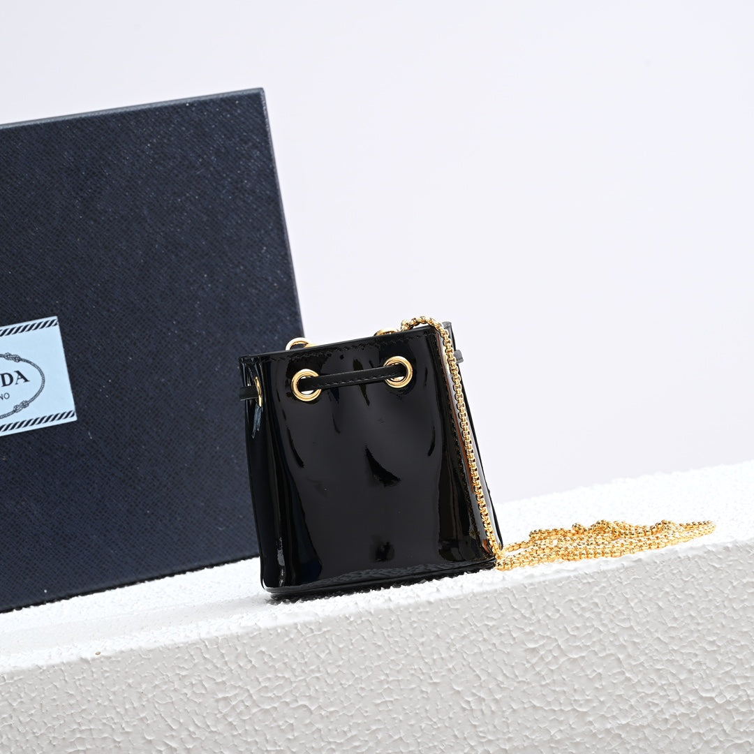 Patent leather mini-pouch
