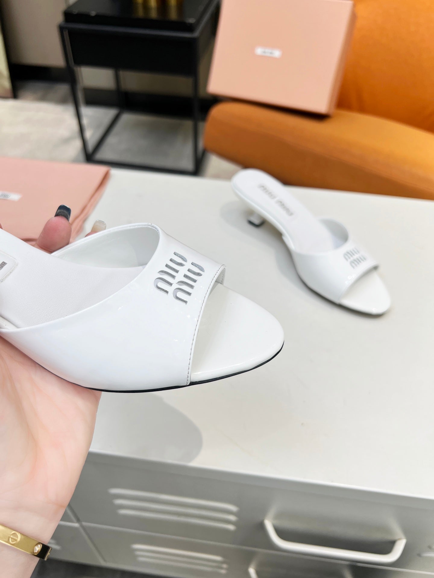 M LEATHER SLIPPERS