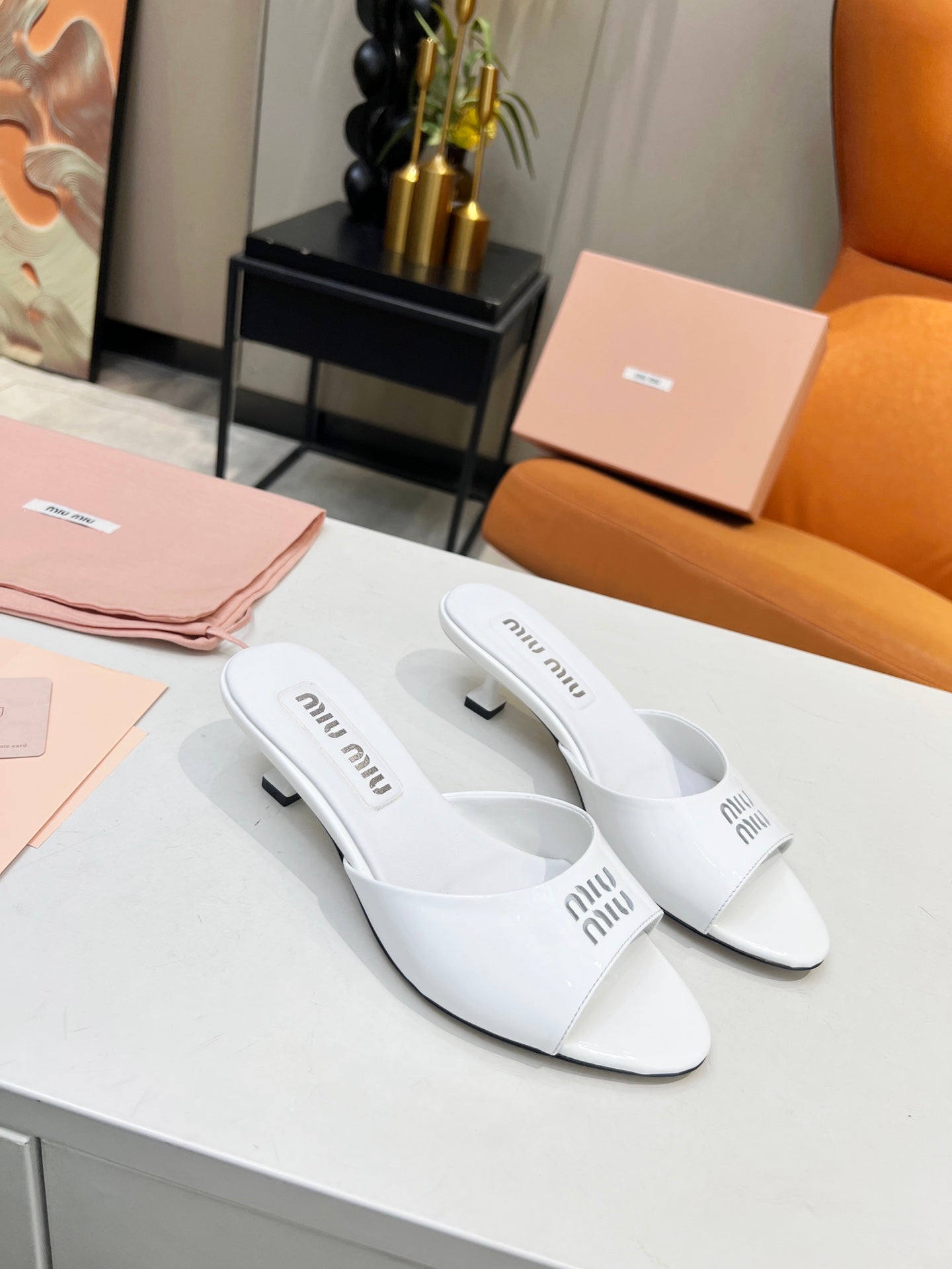 M LEATHER SLIPPERS