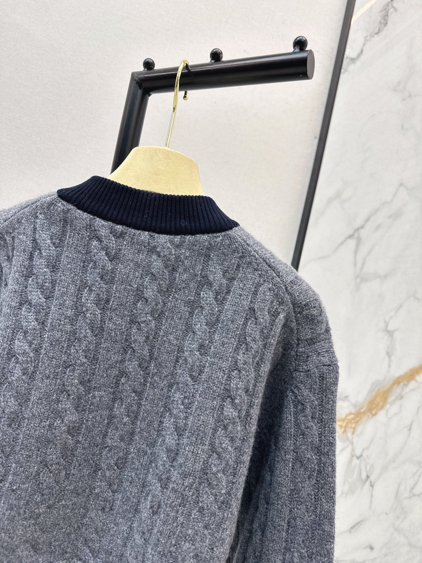 V-neck waist-baring knitted wool sweater