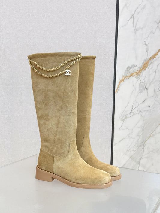 C 25 Chain decorated cowhide boots