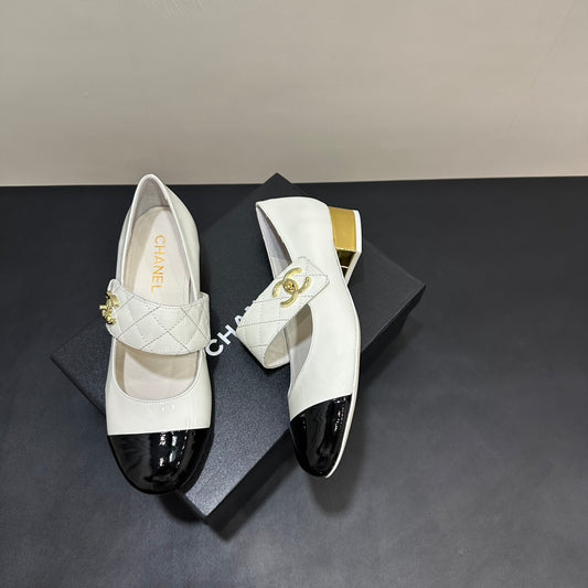 25 Diamond-quilted Mary Jane patent leather shoes