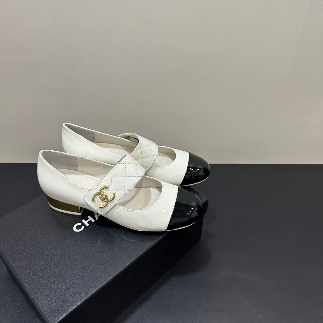 25 Diamond-quilted Mary Jane patent leather shoes