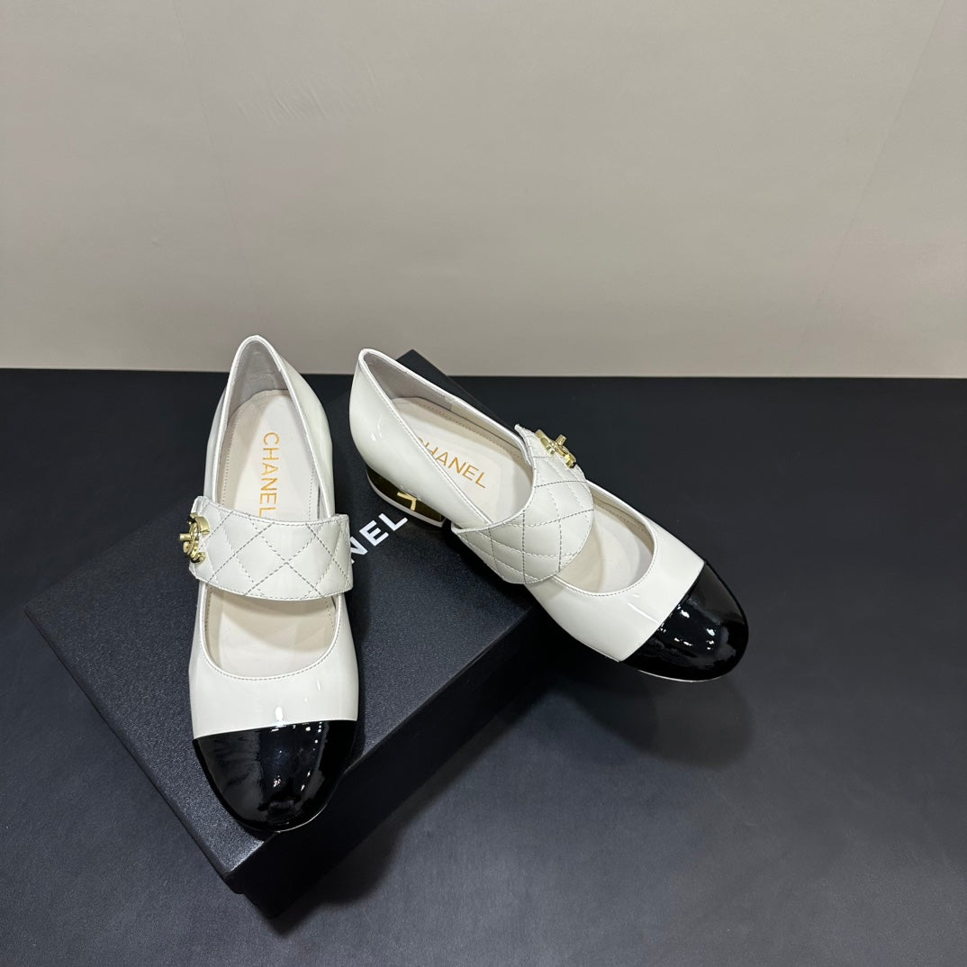25 Diamond-quilted Mary Jane patent leather shoes
