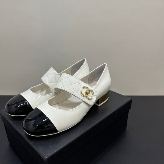 25 Diamond-quilted Mary Jane patent leather shoes