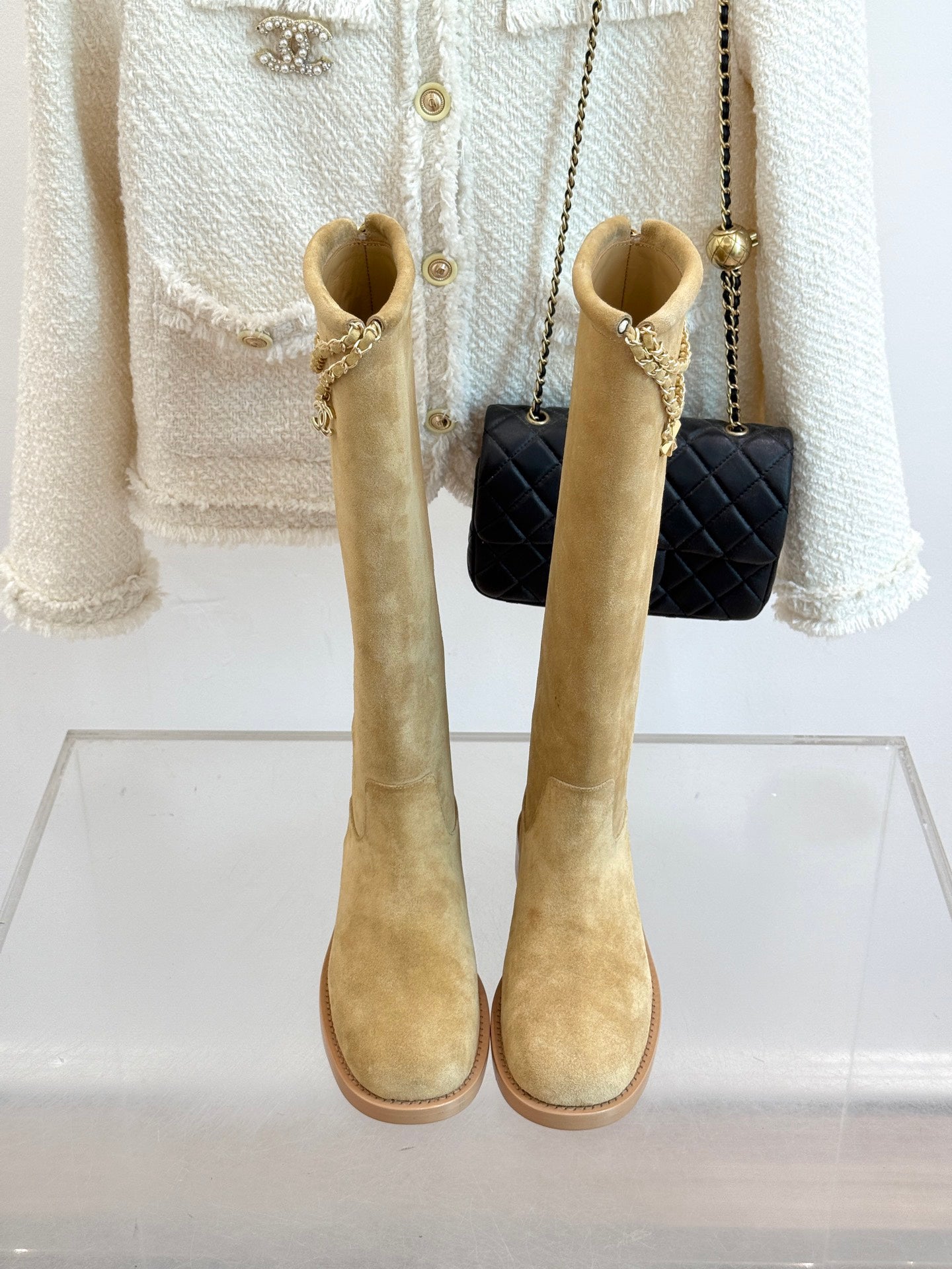 C 25 Chain decorated cowhide boots
