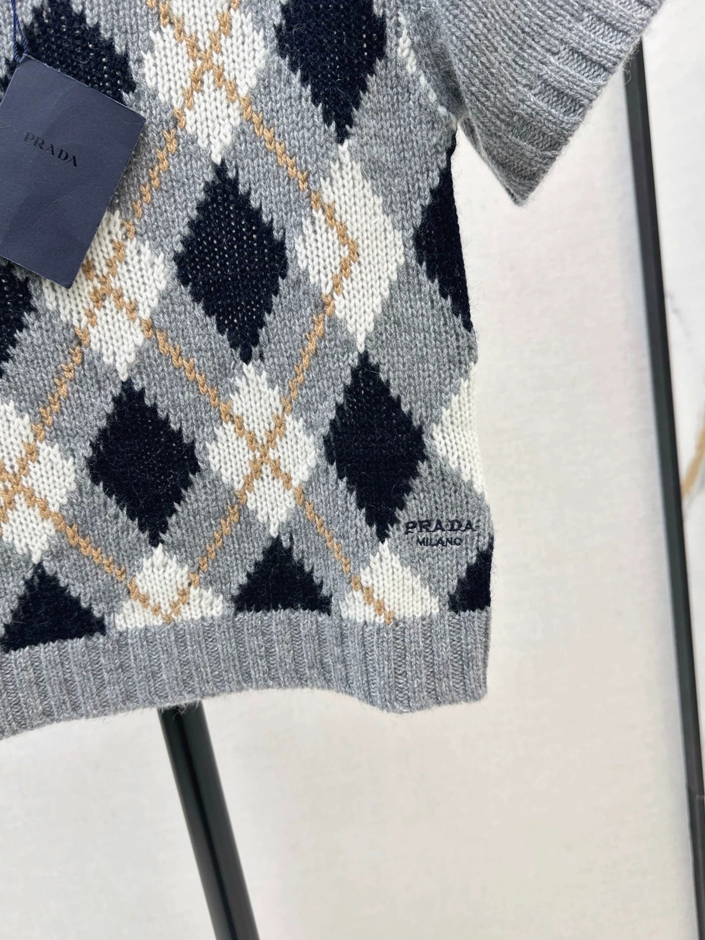 25 short-sleeved sweater