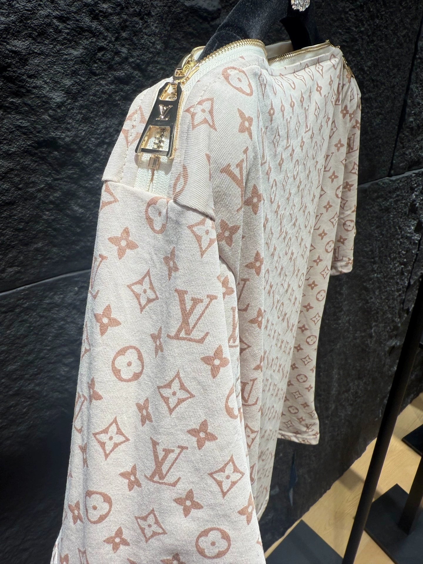 25 Off-shoulder zip-up T-shirt