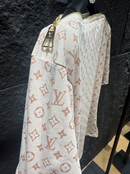 25 Off-shoulder zip-up T-shirt