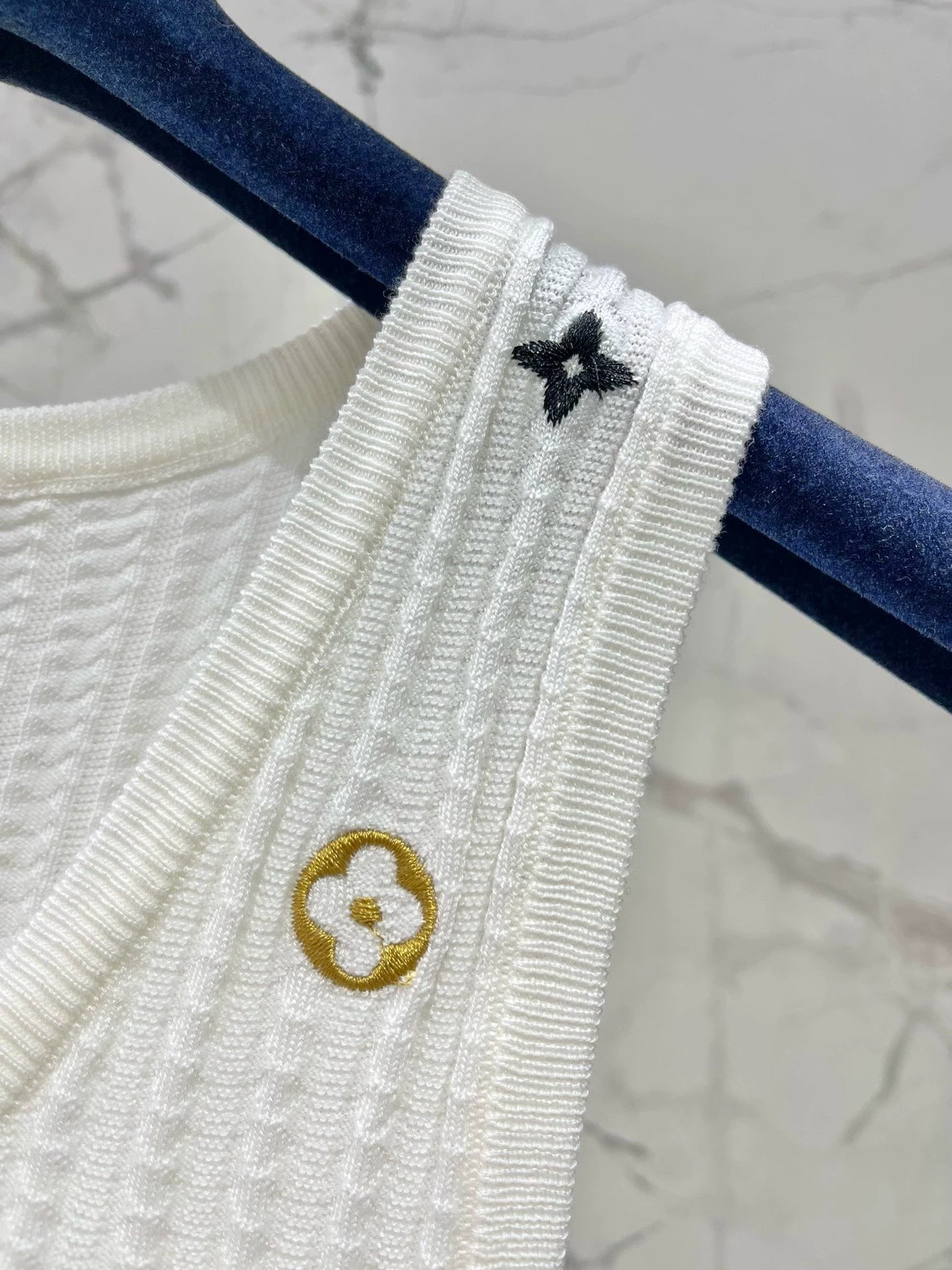 25 new embroidered logo knitted vest