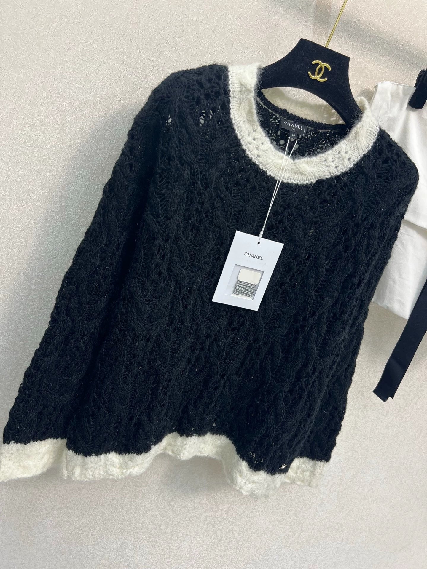 25 Black and white knitted pullover sweater