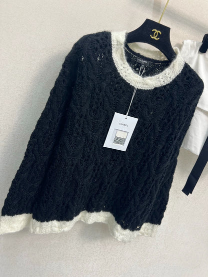 25 Black and white knitted pullover sweater